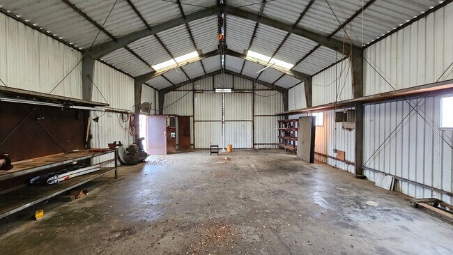 Building Photo - 827 N Armstrong Ave