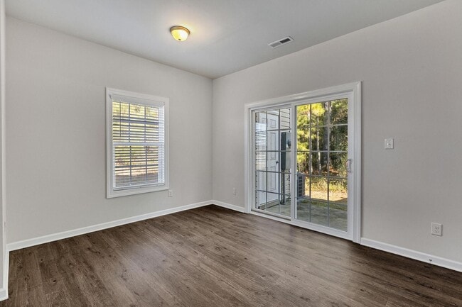 Building Photo - Holly Ridge End Unit Town Home Available!