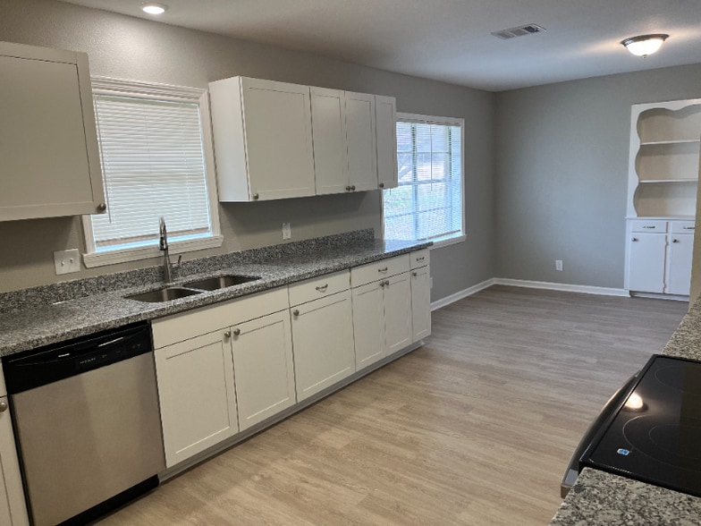 Building Photo - 606 Matchett St