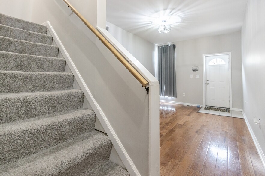 Building Photo - 1235 N Bond St