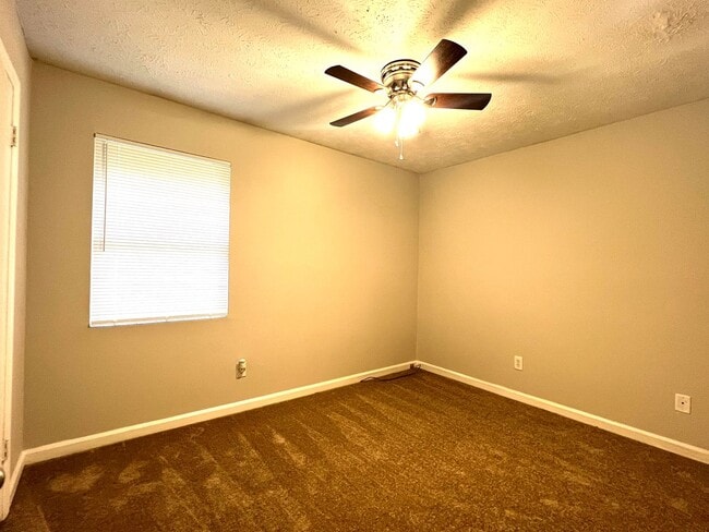 Building Photo - 3 Bedroom 2 Bathroom House