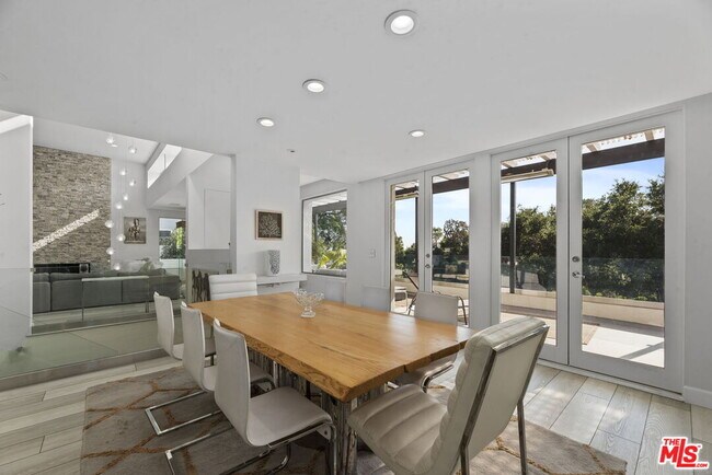 Building Photo - 641 Walther Way