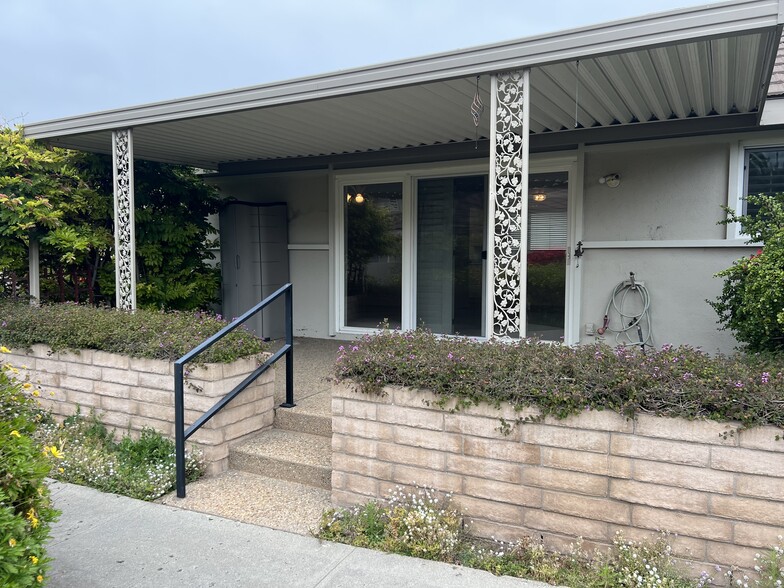 Primary Photo - 350 N Fairview Ave