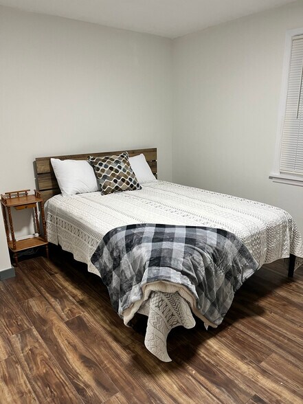 Queen Bed - 346 Orion St