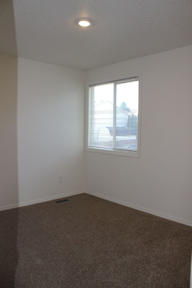 Building Photo - 4 BR, 2 1/2 BA home with fenced yard.