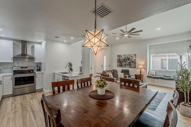 Building Photo - Fully Remodeled 2-Bedroom Condo at the Scottsdale Racquet Club!