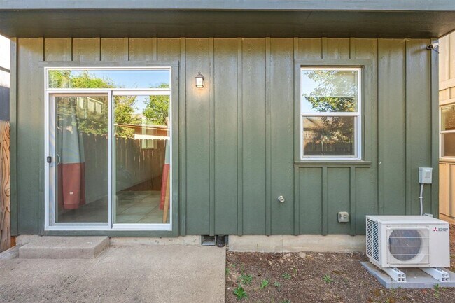 Building Photo - Charming 3 Bedroom 2.5 Bath Condo Available Now!