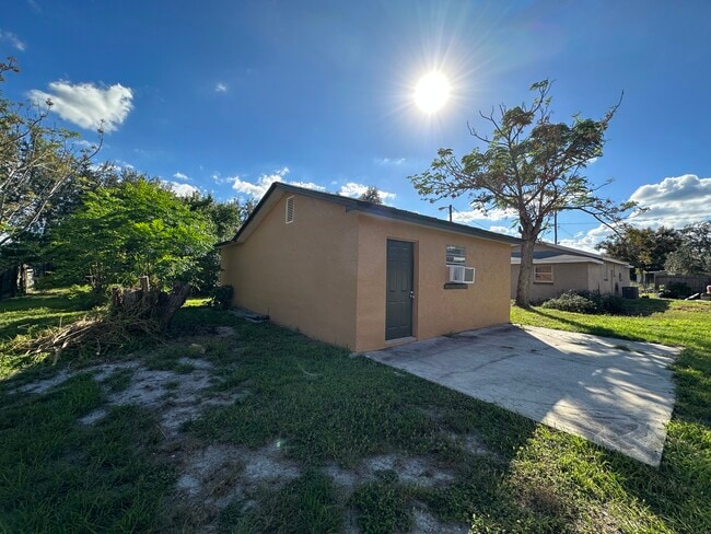 Building Photo - 517 Poinsettia Rd