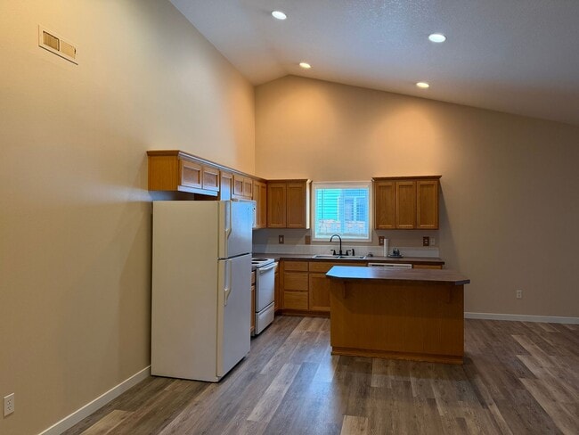 Building Photo - 3581 NE Hembree St