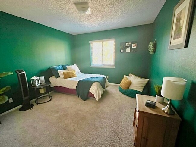 Building Photo - Well maintained 4 bedroom home available in the Rockrimmon area!