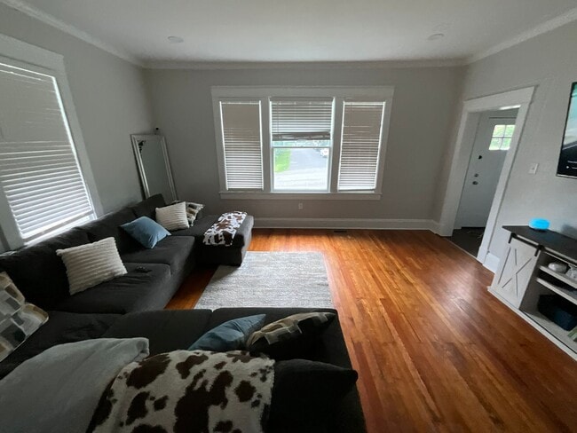 Building Photo - Charming Bungalow