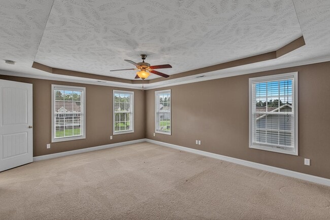 Building Photo - Large 3 bedroom with BONUS room!