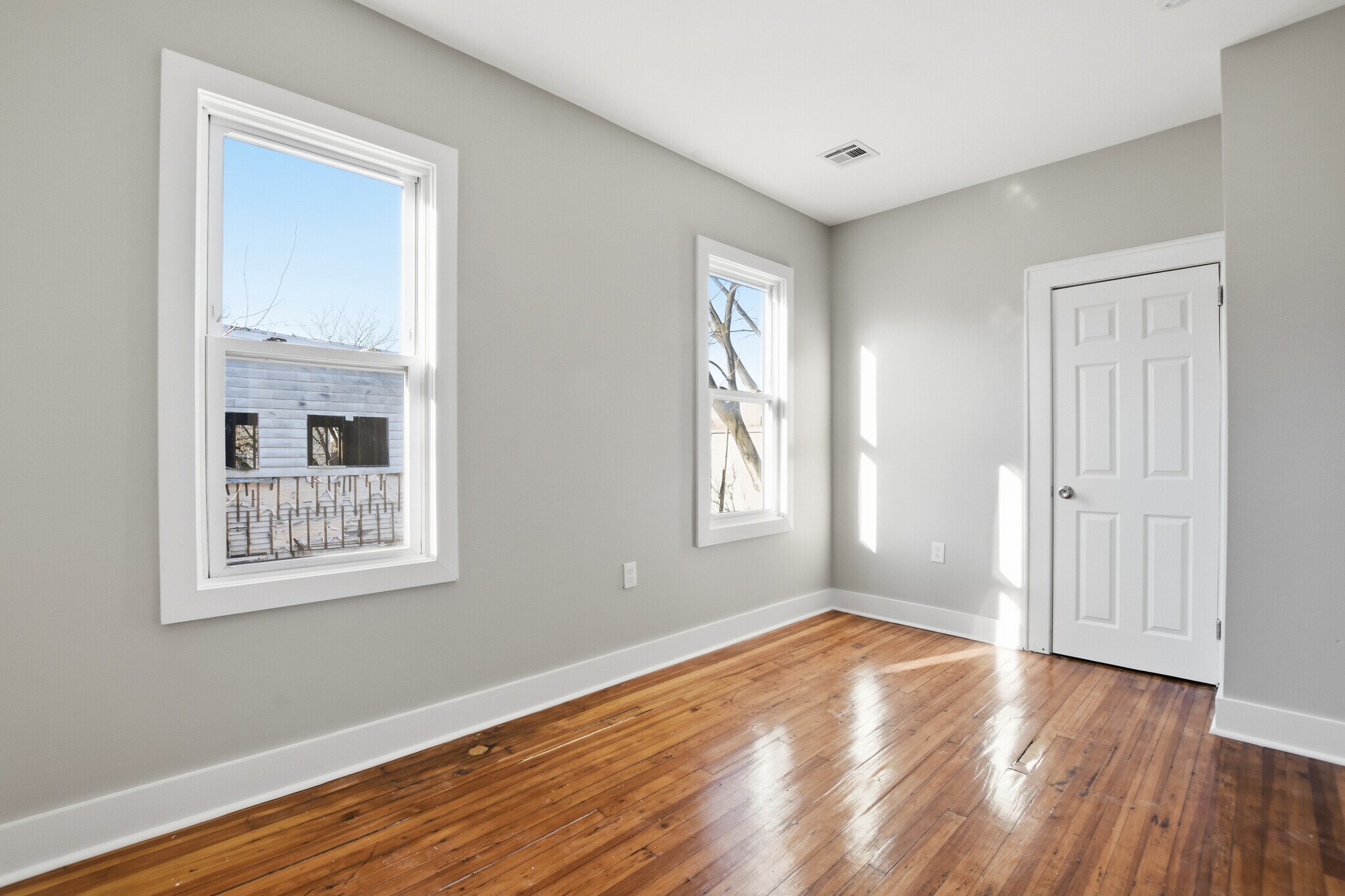 Building Photo - 53 Oak Ave