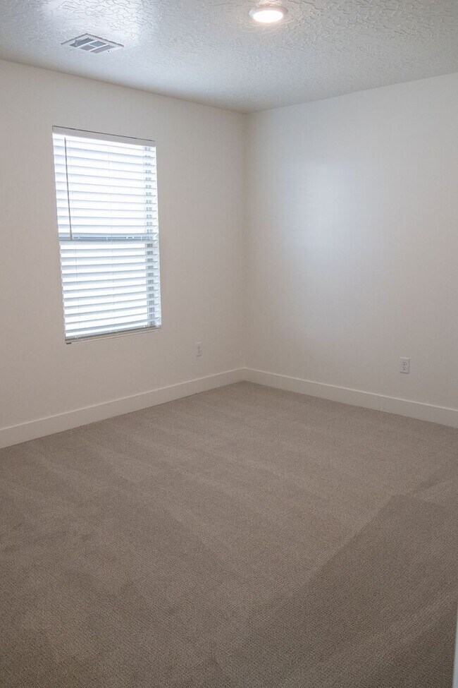 Building Photo - Spacious 4-Bed Home in Sage Canyon