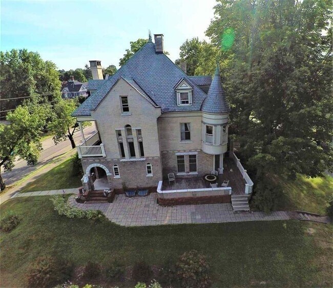 Primary Photo - 113 School St