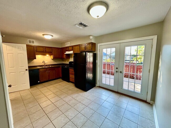 Building Photo - Cozy 2 Bed, 1.5 Bath in Lexington!