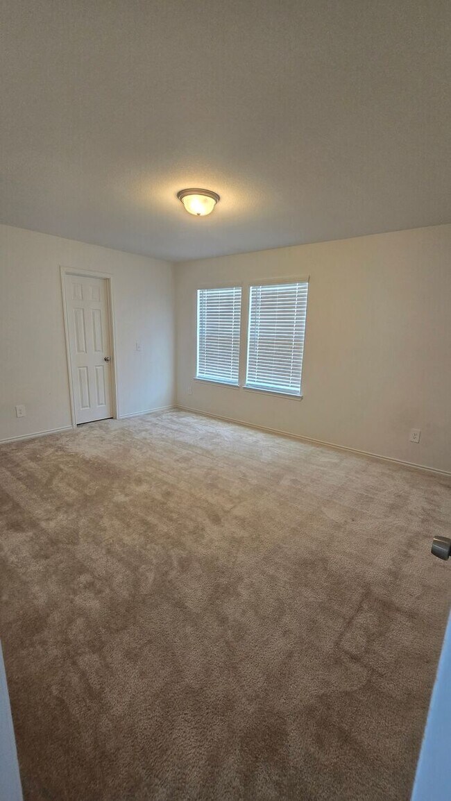 Building Photo - Move-In Special: $500 Off on 2nd Month’s R...