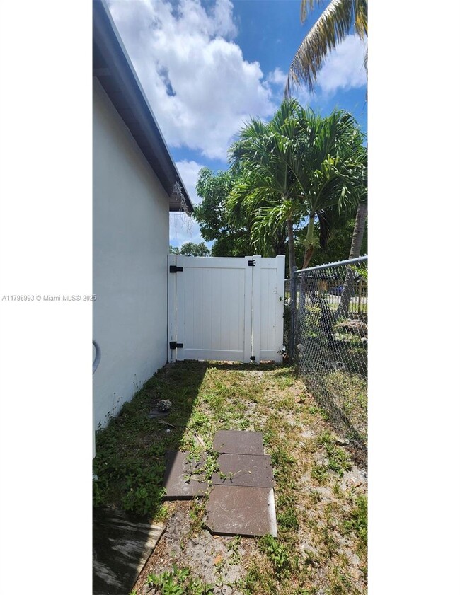 Building Photo - 1271 NE 153rd St