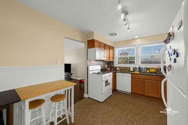 Building Photo - Move-In Ready and Fully Furnished in Skokie