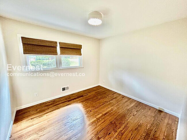 Building Photo - 210 Pinetree Cir