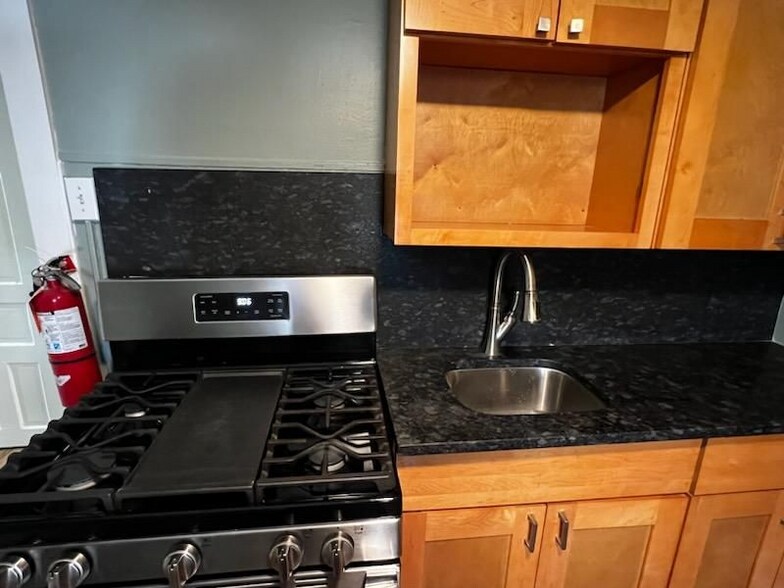 Building Photo - 222 Lewis Ave