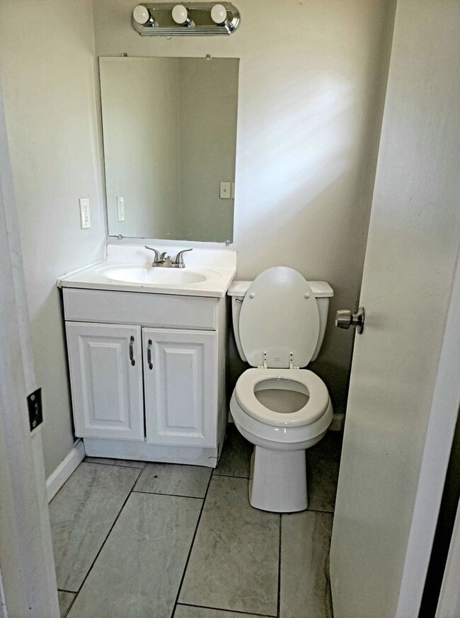 Building Photo - 3 Bed/2 Bath Home