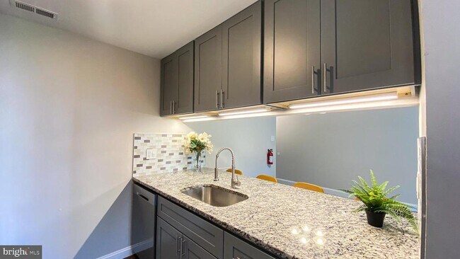 Building Photo - 403 Hickory Cir