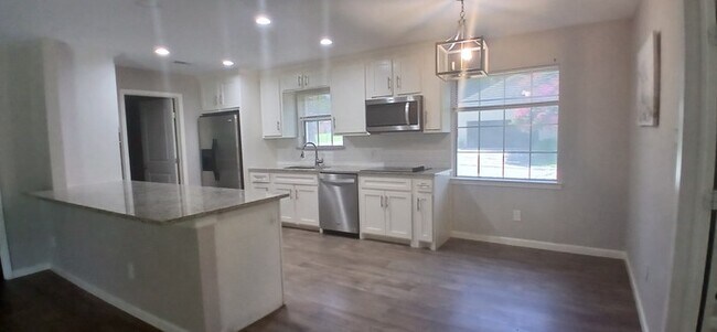 Building Photo - Beautiful 7 beds 3 baths in Ryanwood!