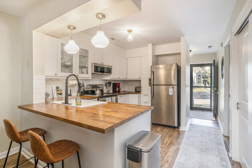 Kitchen - 1261 Marshview Dr