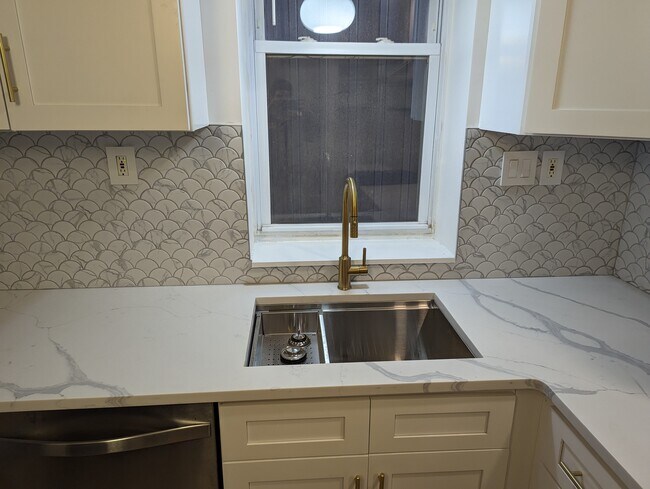 Building Photo - 615 E Thompson St