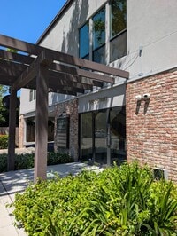 Building Photo - Great downtown location