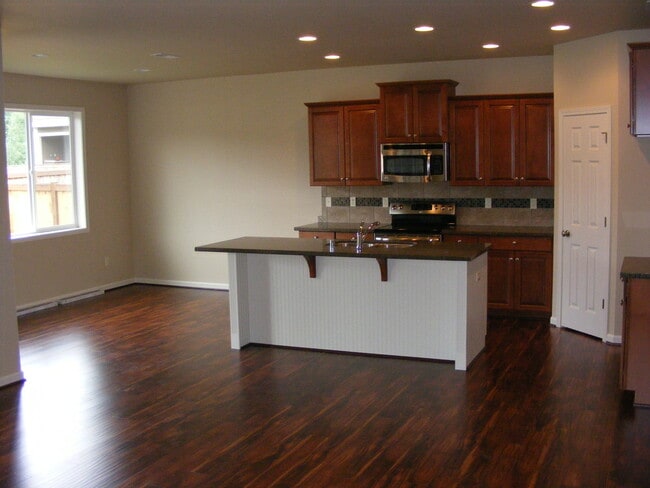 Building Photo - 4 bedroom plus a den in Puyallup