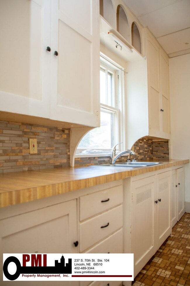 Building Photo - 4 Bedroom, 1.5 bathroom House For Rent; Av...