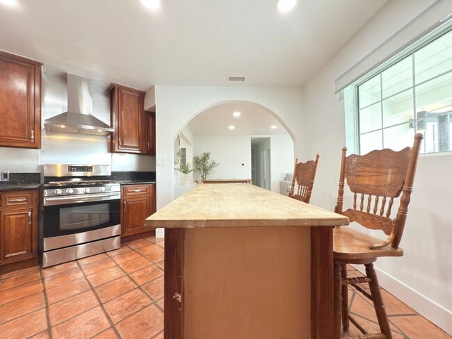 Building Photo - Luxury 3-Bedroom + Bonus Room Home in Gate...