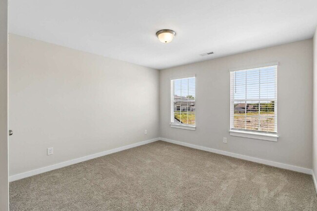 Building Photo - "Charming 3-Bed Townhouse Retreat with 2.5 Baths in Hendersonville's Heart!"