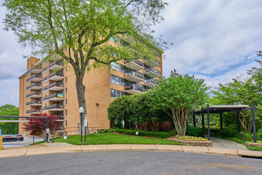 Building Photo - 2030 N Adams St