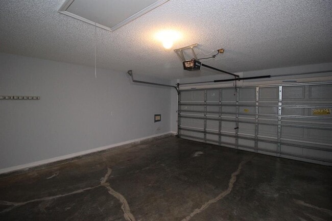 Building Photo - 12 Round Table Ln