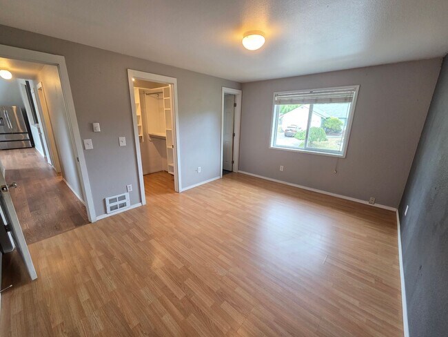 Building Photo - 4058 SE Empress Ct