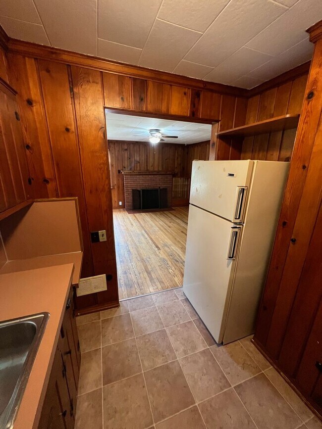 Building Photo - 2 bed 1 bathroom