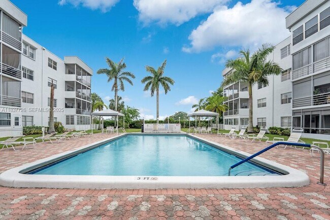 Building Photo - 2998 Sunrise Lakes Dr E