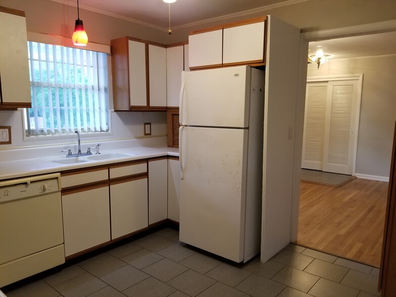 Kitchen - 921 Brookview Cir