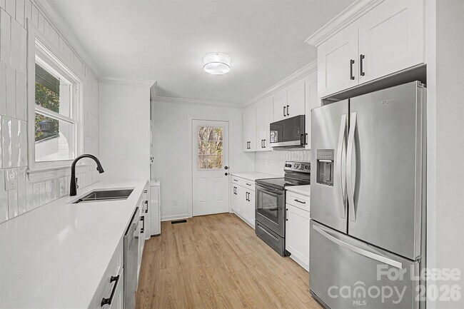 Building Photo - 357 Barnes St