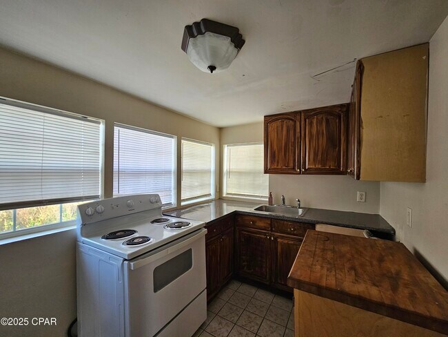 Building Photo - 1814 Arthur Ave