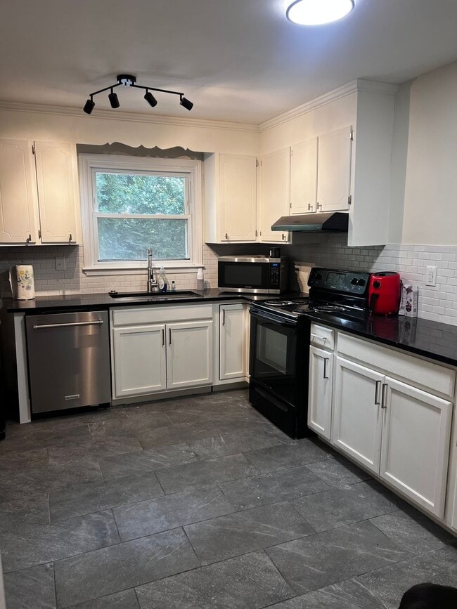 Building Photo - 3520 Sargeant Dr