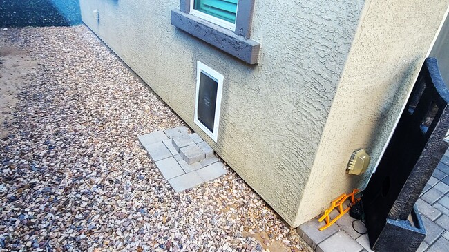 Building Photo - Like new 4-bedroom with Teen suite & Commu...