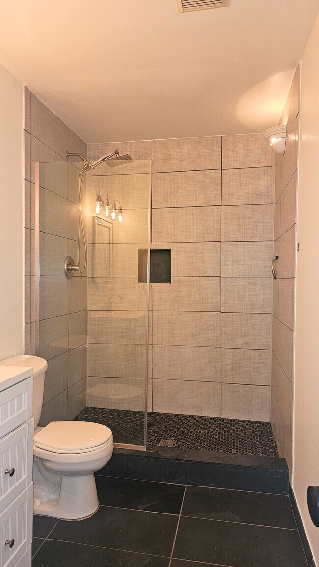 MASTER BATHROOM - 1500 SW Skyline Blvd