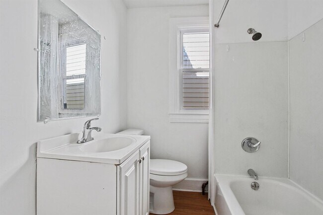 Building Photo - Spacious 5 Bedroom, 1 Bath Home!