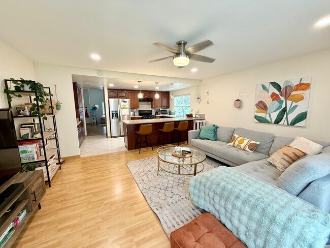 Building Photo - 13940 Barrymore St