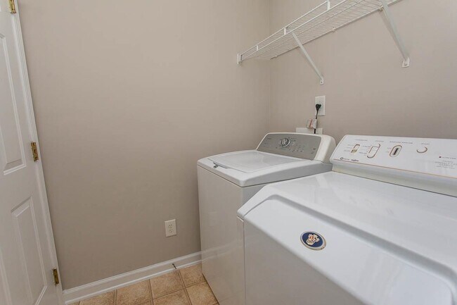 Building Photo - 384 Esher Ct