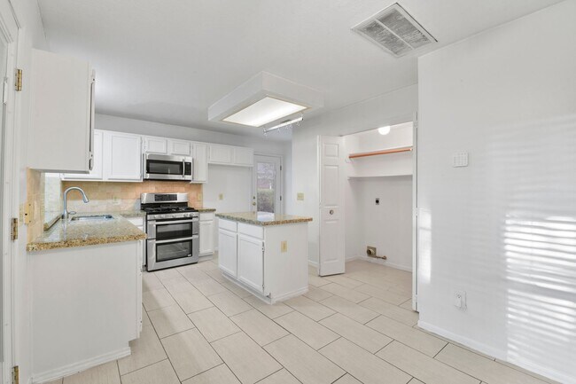 Building Photo - Freshly Painted Beauty with Spacious Outdo...